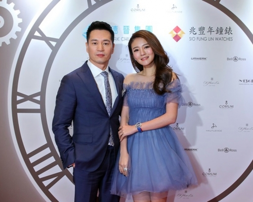 安以軒無懼低溫穿短裙兼露肩現身。