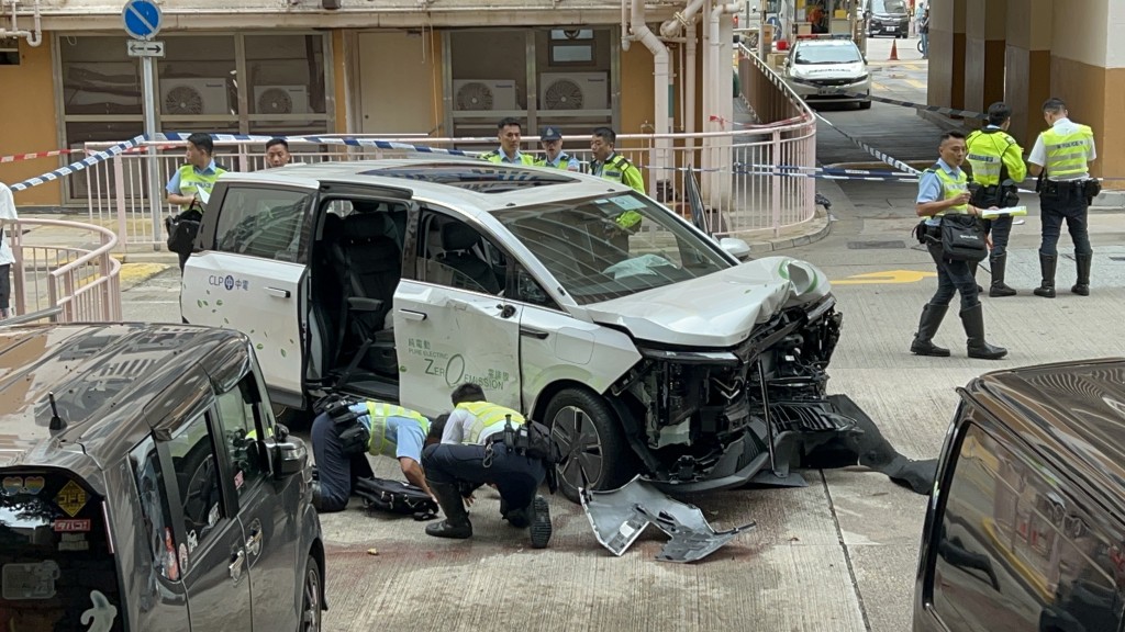肇事私家車車身寫有「純電動 零排放」。