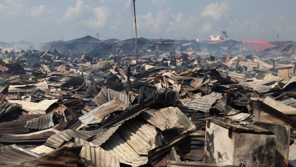 馬來西亞山打根一水上村莊發生大火，焚毀千間房屋。路透社