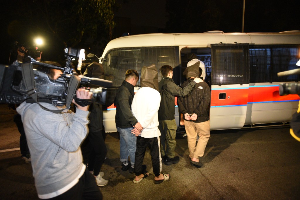 警方於楊小坑村拘捕6人，當中包括屯門「新義安」頭目「肥格」。