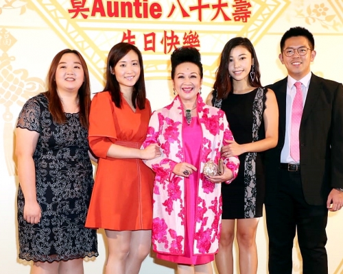 薛家燕一家人出席為莫文蔚母親莫Auntie賀壽。