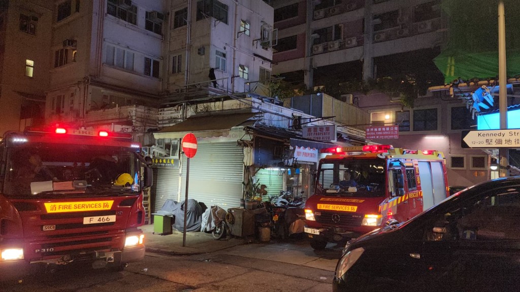消防接报到场，由消防飞将军将猫只救下。黎志伟摄