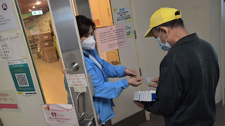 政府今日(19日)起至5月31日,向年滿60歲的合資格長者免費派發新型冠狀病毒快速抗原測試套裝。