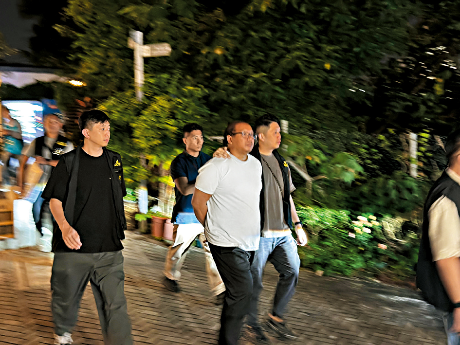 警員昨晚將涉案男子押返旅館單位進行搜查。