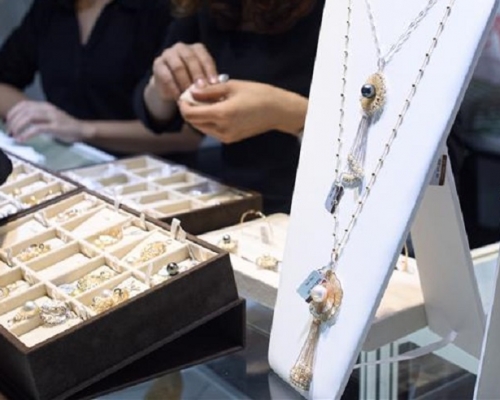 在灣仔會展舉行的珠寶首飾展覽會。新華社圖片