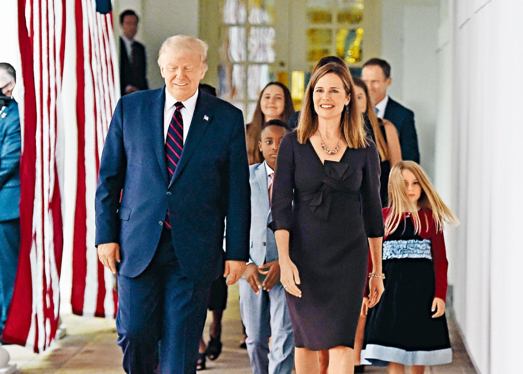 ■特朗普上周六在白宮玫瑰園，宣布提名女法官巴雷特（右）為最高法院大法官。
