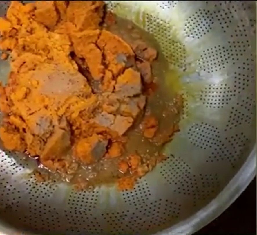 火鍋店被指重覆使用湯底紅油及食材。網圖