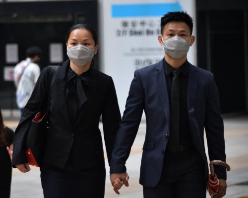 被告湯偉雄(右)、被告杜依蘭(左)