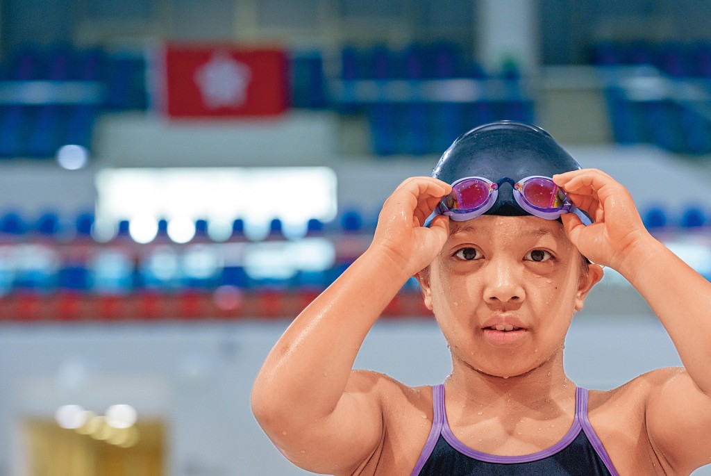 香港殘疾人游泳代表吳卓恩。吳卓恩於2023年杭州亞殘運於100背泳項目中奪得銅牌，成為該次比賽中香港代表隊的首面獎牌。（圖片來源：《親子王》）
