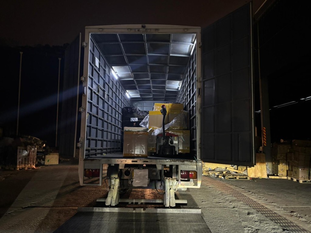 海關巡查青衣一個偏遠物流場,發現一名可疑男子正將一批紙箱搬上貨車。 海關巡查青衣一個偏遠物流場,發現一名可疑男子正將一批紙箱搬上貨車。