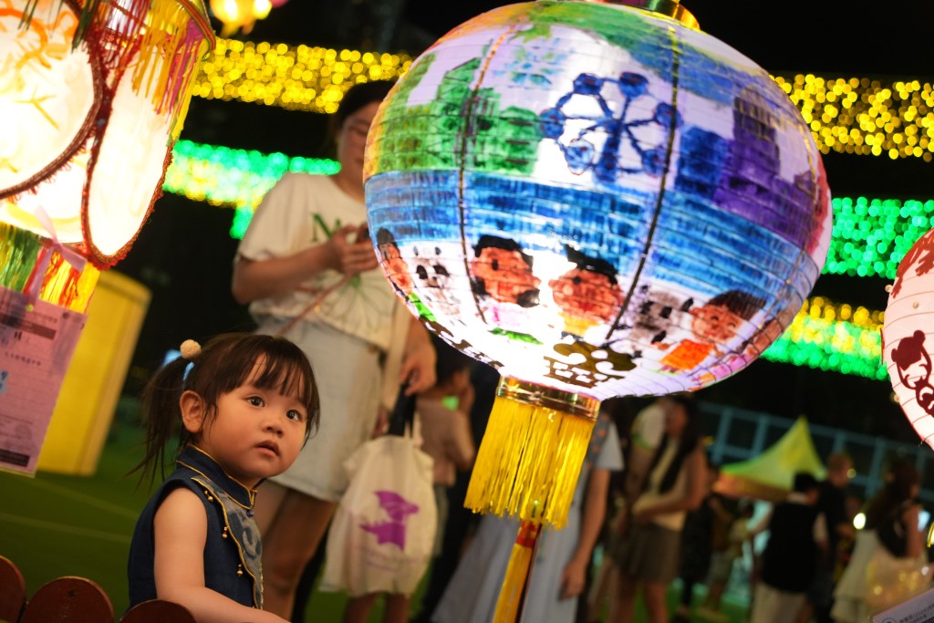 不少內地旅客趁假期南下來港，有本港酒店指，中秋期間入住率近9成。