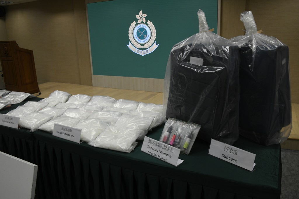海關於德國來港男女行李箱內，檢獲一批氯胺酮。
