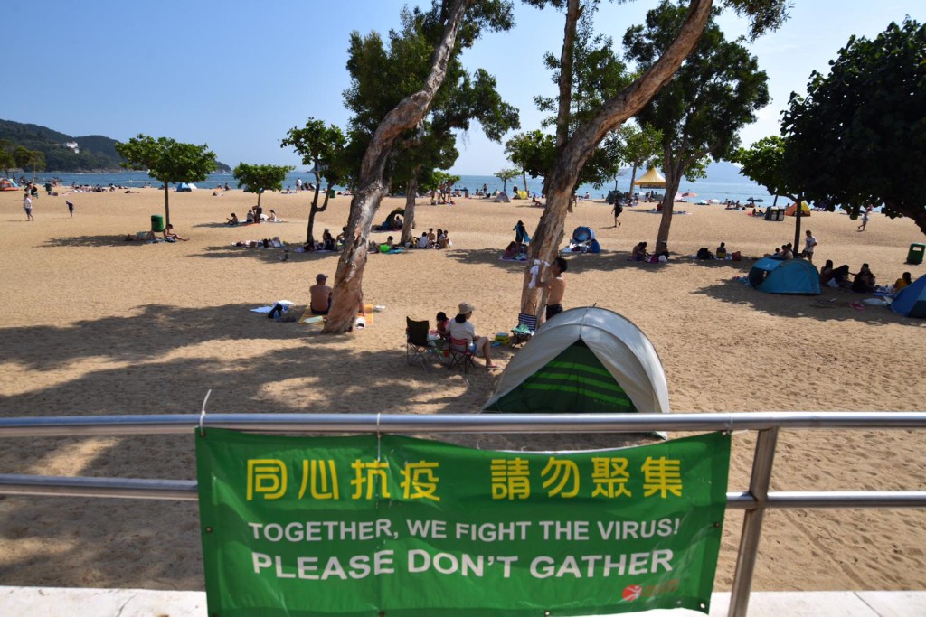 市民沙灘戲水耍樂