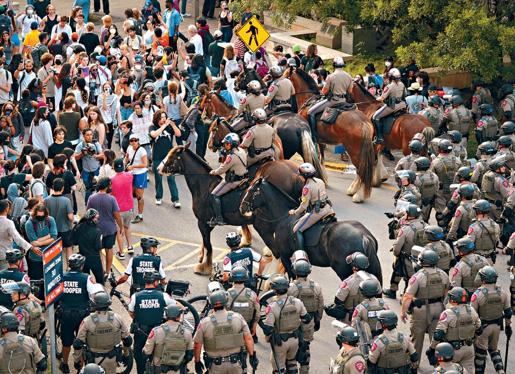 州警周三进入德州大学奥斯汀分校校园，试图驱散亲巴勒斯坦示威者。