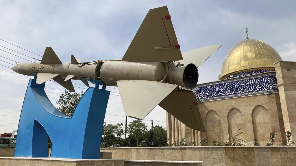 在德黑兰以西的戈德斯镇（意即圣城）入口处，一座耶路撒冷圆顶清真寺前展示一枚导弹，上面用波斯语写著「以色列去死」。 美联社