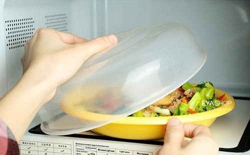 建议可用微波炉专用盖，代替保鲜膜。（互联网图片）