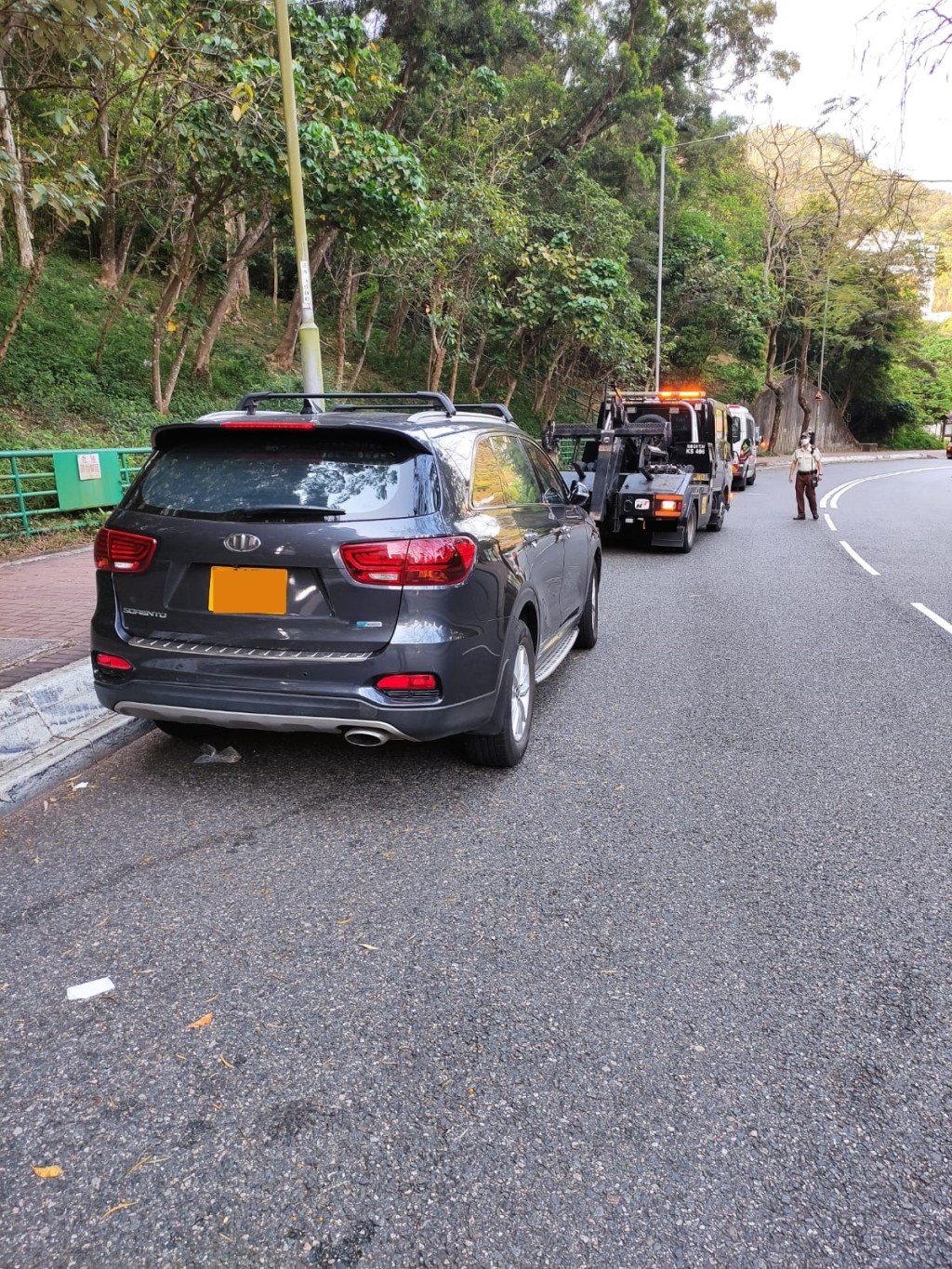 行動中警方共拖走兩輛造成嚴重阻塞的違例車輛。圖:警方提供