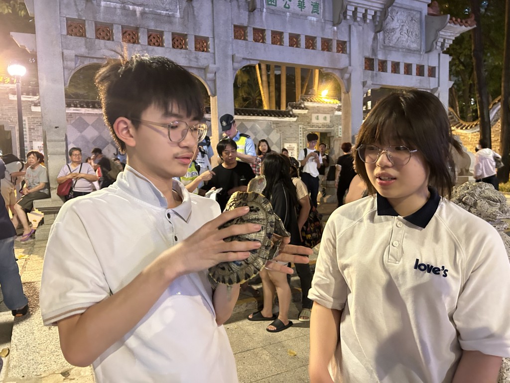陳氏小姊弟在逃生期間帶同愛龜離開。曾志恒攝