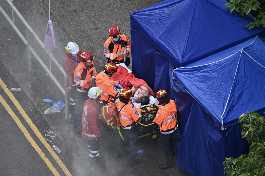 消防員將救出的傷者送院治理。