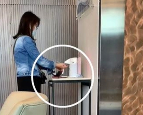 該女子不斷重複感應酒精搓手液機，想將隨身瓶裝滿，被大批網民批評沒有公德心。網圖