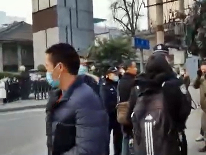 現場有約幾十名便衣警員。影片截圖