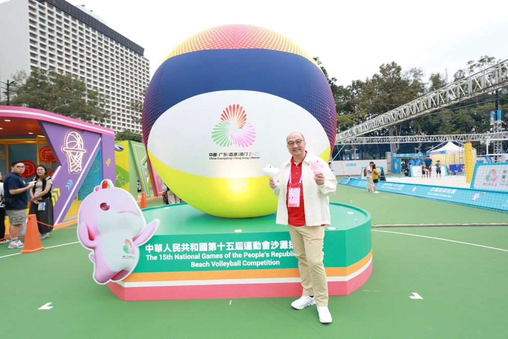 譚志源亦到維園的十五運會沙灘排球比賽村,參觀馬會展區及場內不同互動攤位。 譚志源亦到維園的十五運會沙灘排球比賽村,參觀馬會展區及場內不同互動攤位。