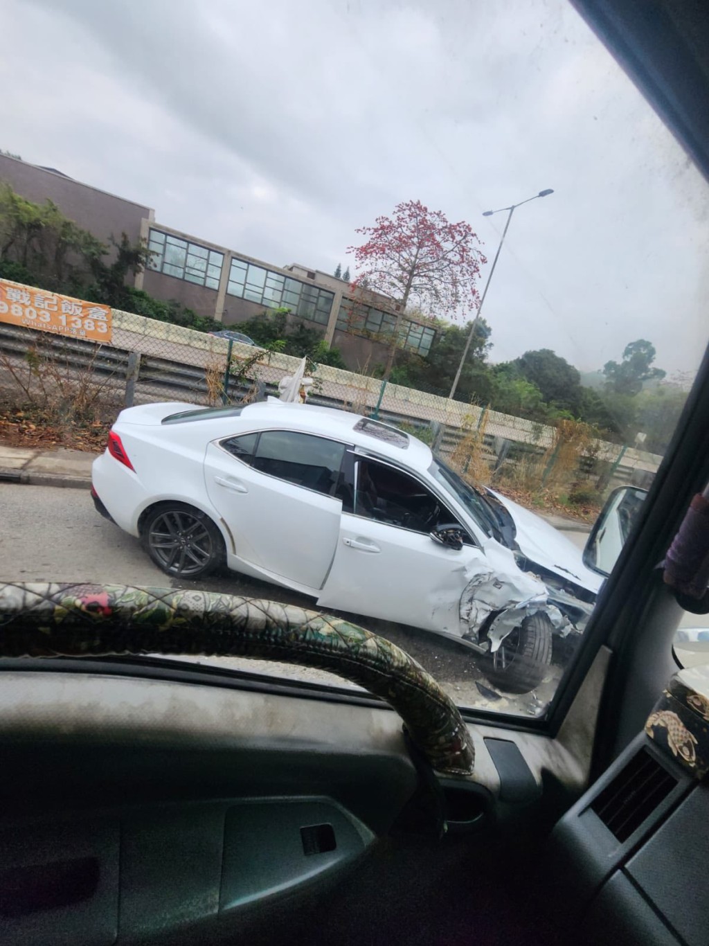 私家车右车头撞毁，前车胎几甩脱。fb马路的事 (即时交通资讯台) 