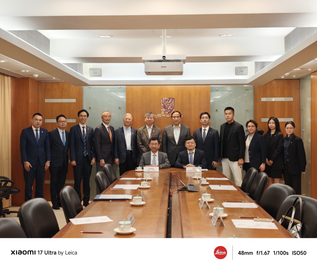 中大協理副校長（知識轉移）陳君賜教授（前左）與小米集團副總裁兼集團技術委員會主席屈恒先生(前右）簽署合作備忘錄。