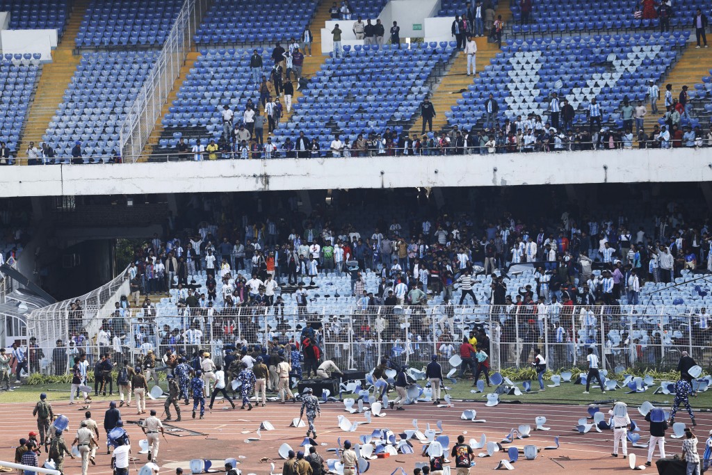 美斯印度行釀騷亂，8萬球迷無法看見怒毀球場喊「回水」。 路透社