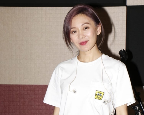 胡琳排舞伤腰，两边的骨尤如内伤。