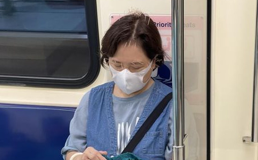 前台北市議員陳雪芬頭插30多根針搭捷運。