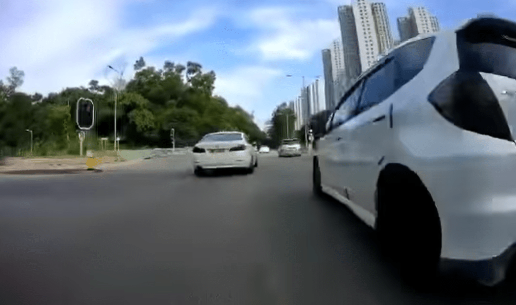 帶頭的電單車在車與車之間左穿右插。片段截圖