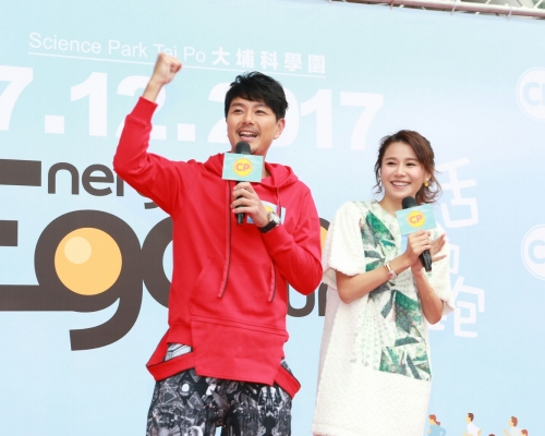 黃翠如、蕭正楠今晨以情侶檔出席於香港科學園舉行的親子跑。