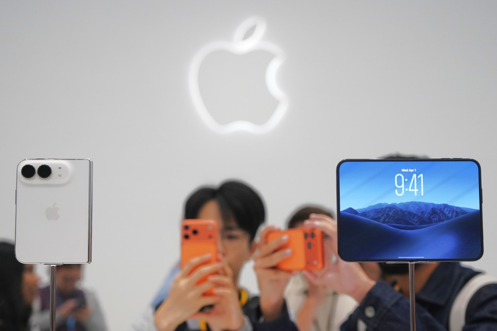 iPhone Duo將於10月16日晚上8時起接受訂購，並於10月23日正式開售。