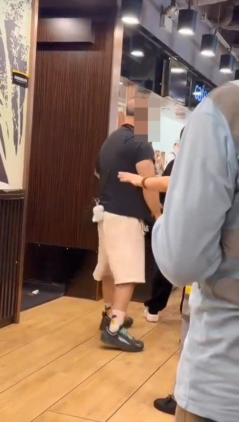 中年漢情緒激動向青年表示:「打X死你呀細路!」fb「我們都是在秀茂坪長大的」片段截圖 中年漢情緒激動向青年表示:「打X死你呀細路!」fb「我們都是在秀茂坪長大的」片段截圖