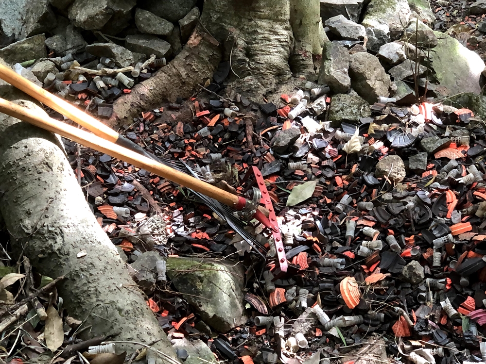 枪会近日陆续清理部分胶塞,大量铅粒及飞靶碎片则未被清理。受访者提供图片