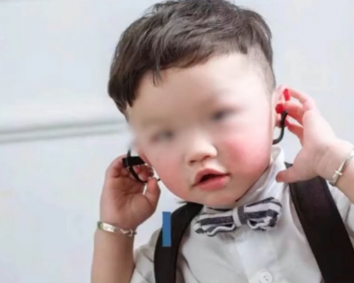 小土豆爸爸表示兒子生前是個愛笑,是個非常調皮好動的孩子。微博影片截圖