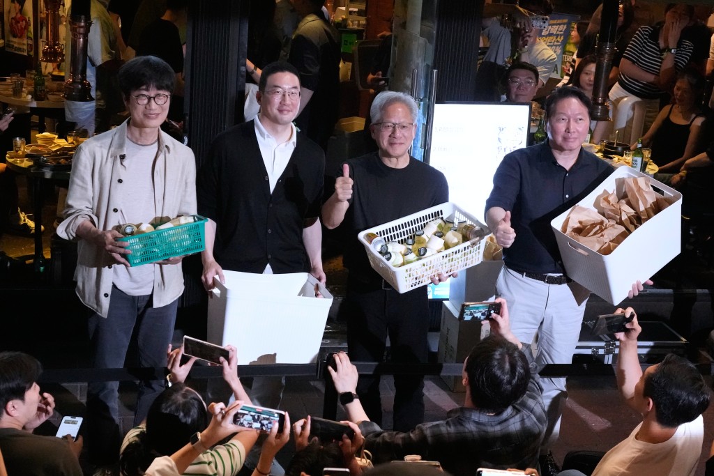 黄仁勋晤SK集团董事长崔泰源、Naver董事长李海镇和LG集团董事长具光模等科技巨头。 美联社