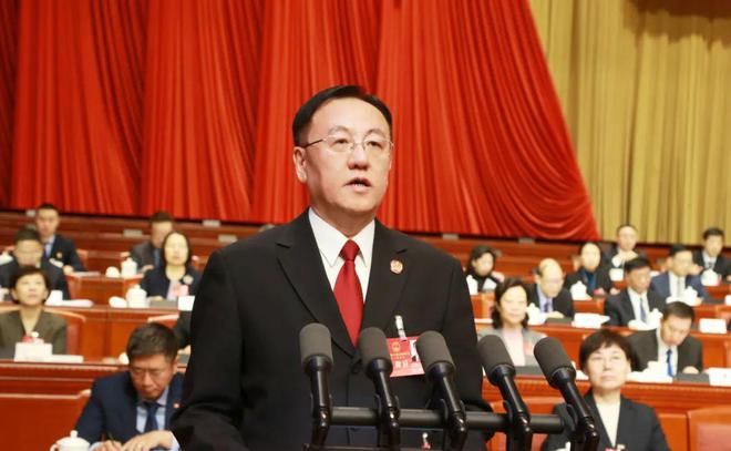 北京市高級人民法院院長寇昉發表工作報告。