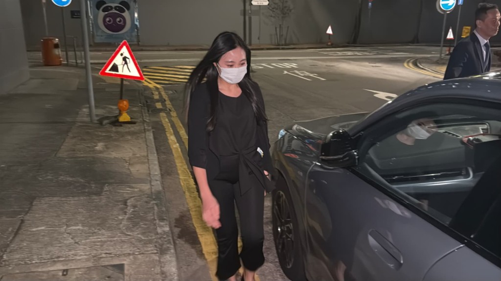 凌晨約12時半,兩名律師離開警署,未有回答記者提問。黎志偉攝 凌晨約12時半,兩名律師離開警署,未有回答記者提問。黎志偉攝