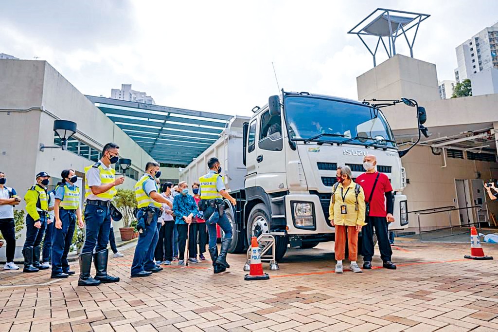 交通總部舉行「盲點體驗日」，讓長者體驗司機「盲點」。