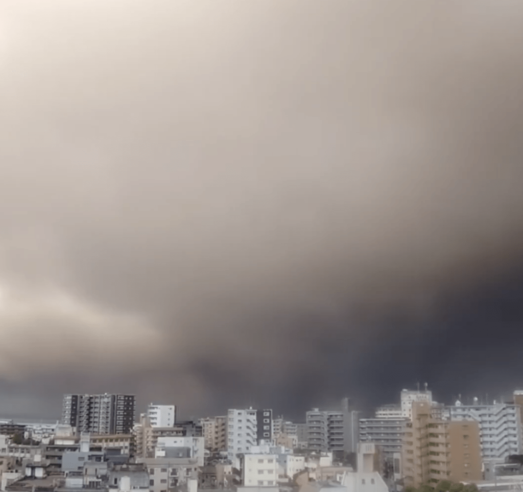 位于日本鹿儿岛县的著名地标樱岛火山，周日（7日）清晨突然大爆发，密集狂喷火山灰长达一小时，滚滚浓烟一度冲上1,300公尺高空。