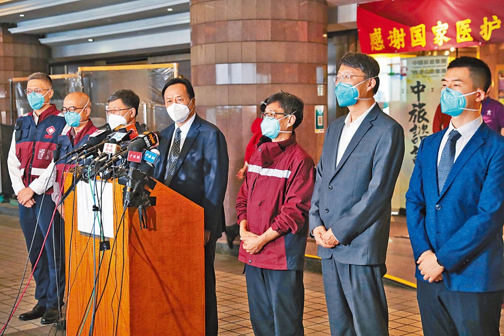 仝小林(中)表示,今次來港行程包括實地了解方艙醫院及長者院舍等。