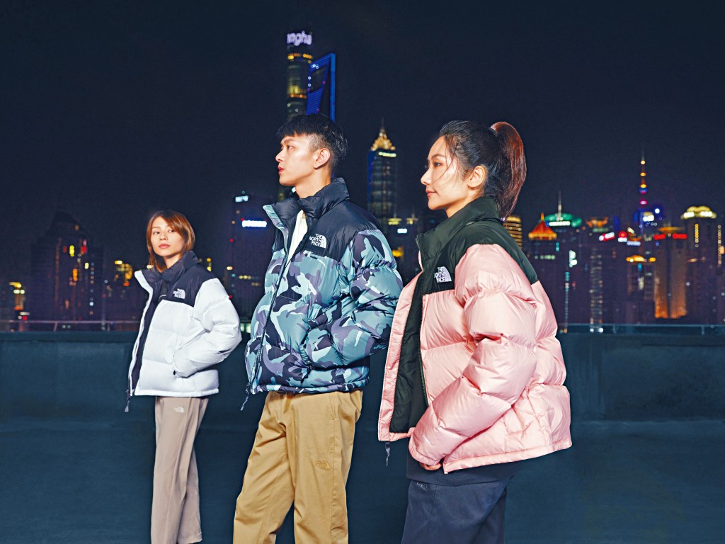 ●1996 Retro Nuptse羽绒外套备有白拼黑色、迷彩山林色及粉色版本/$2,690至$2,990，大立领设计可减少鹅绒移动，提升保暖效能，帽口配搭可调节绳扣，提供舒适防护。(The North Face)