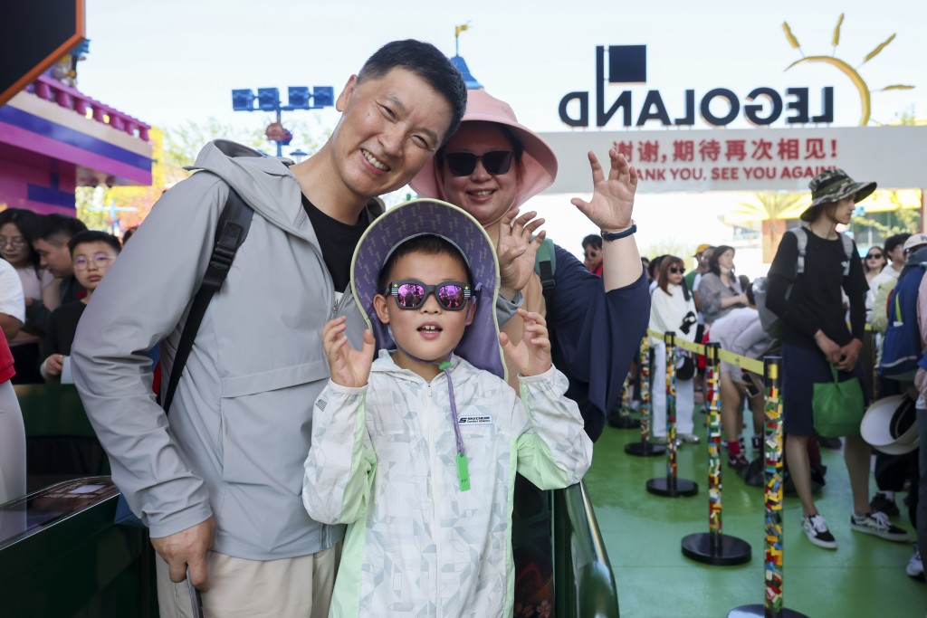 中國首座LEGOLAND昨日在上海「熱爆」開園。新華社