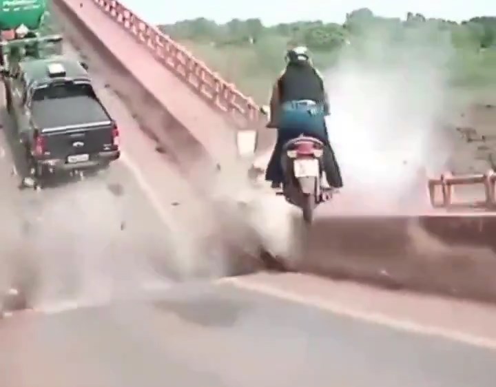 行车记录仪拍下大桥断塌的一刻。X@République 行车记录仪拍下大桥断塌的一刻。X@République