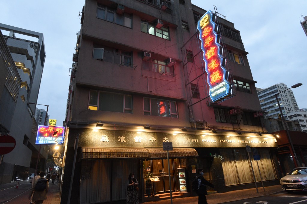 茂林街的太平館餐廳，兩邊街道掛起一大一小霓虹招牌，不經不覺已超越半個世紀。(尹敬堂攝)