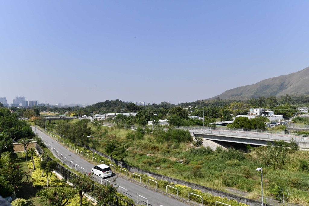 天台前臨錦田河一帶,遠處便是林村郊野公園。