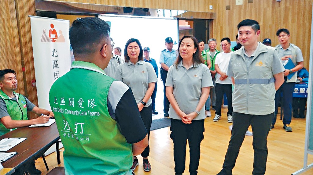 民政事務總署署長杜潔麗(中)視察在沙頭角舉行代號「北宿」的演習,聽取北區關愛隊負責的工作。