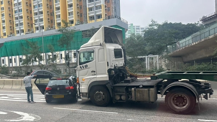 貨櫃車與私家車相撞。fb馬路的事討論區圖片